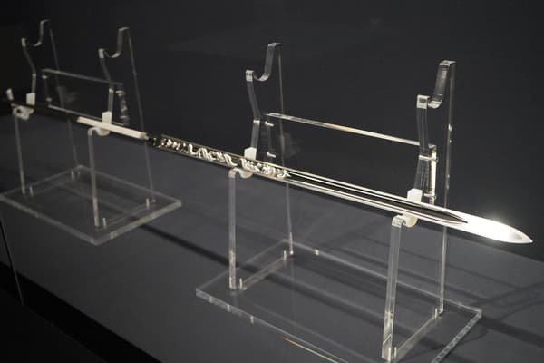 La réplica de la lanza Nihon-go exhibida en soportes transparentes