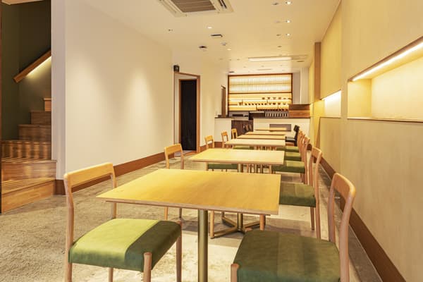 Interior renovado en tonos blancos de la tienda KYO HAYASHIYA en Kioto