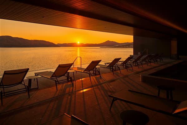 夜のスパの雰囲気