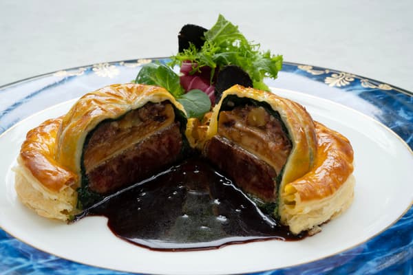 牛肉鵝肝羅西尼風格派佐松露與雪莉油醋沙拉