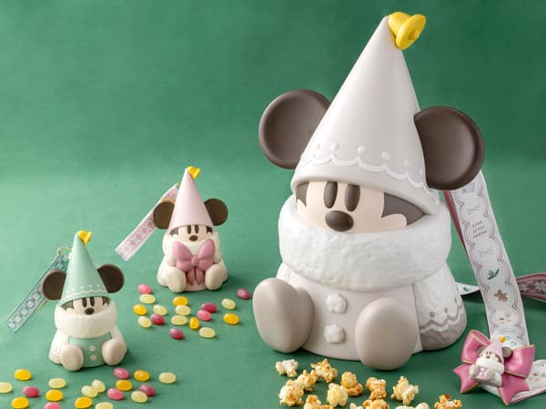 Ember popcorn berbentuk Mickey yang berpakaian seperti Li'l RingRing di samping gantungan kunci yang lebih kecil dan popcorn