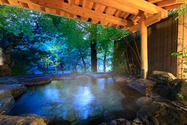设有芙蓉温泉特有的微温温泉的露天浴池