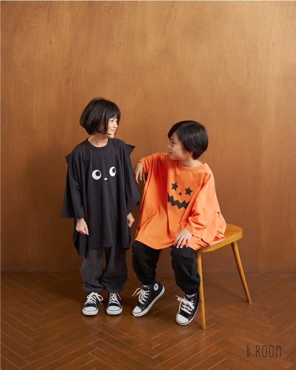 Kaos Bentuk Tidak Beraturan Kucing Hitam dan Jack-o'-Lantern b.ROOM
