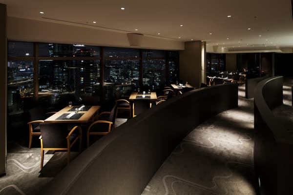 Nihon Ryori Nakanoshima, donde los asientos junto a la ventana ofrecen vistas nocturnas