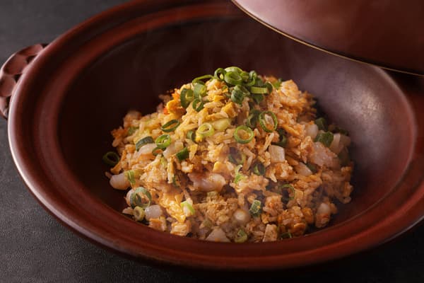 Arroz frito en cazuela de barro con cangrejo de Shanghái