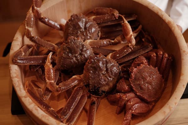 Kepiting hidup dipotong dan dimasak di depan tamu di かにじぇんぬ.