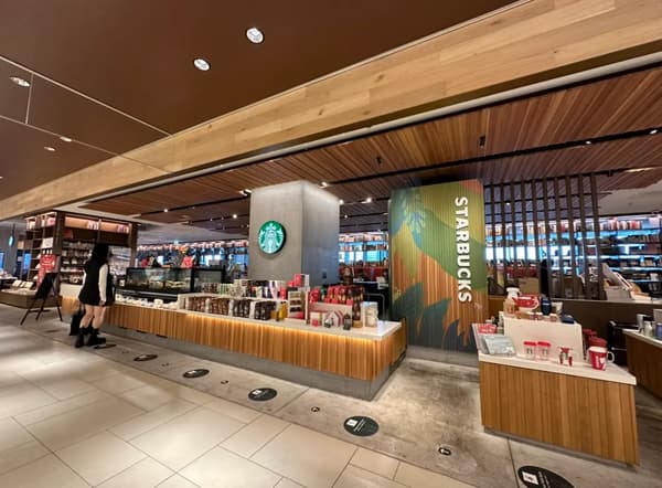 TSUTAYA BOOKSTORE에 입점한 스타벅스