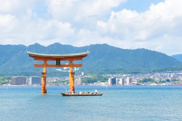 鳥居大門和船