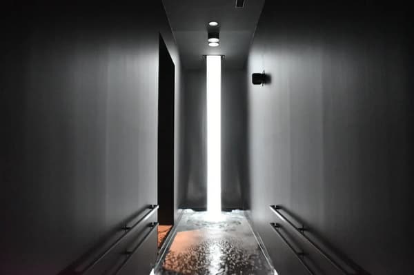 坂の上にある光の滝 チームラボ プラネッツ TOKYO DMM.com