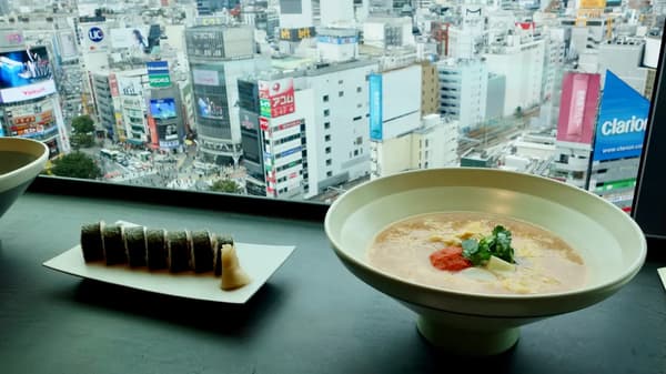 13층에 위치한 '츠루통탄 UDON NOODLE Brasserie 시부야점' 카운터 좌석