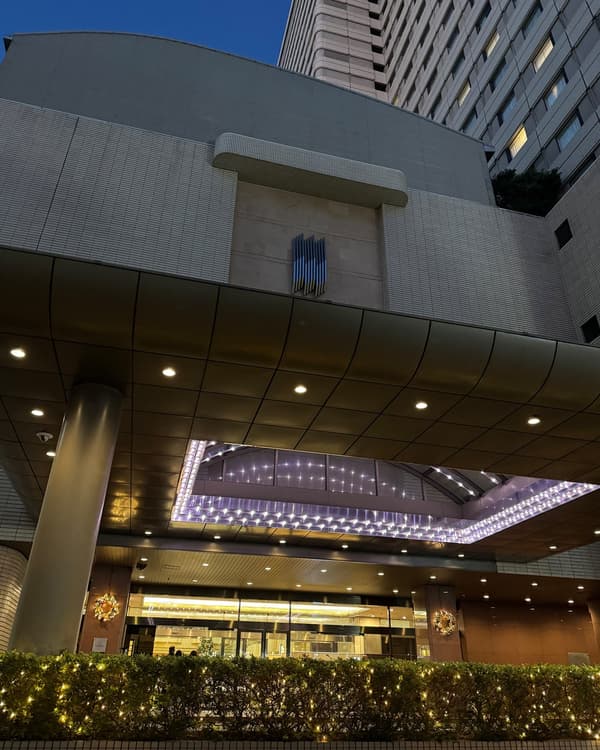 ทางเข้าโรงแรมพร้อมไฟประดับคริสต์มาส