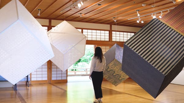 在光影中緩慢旋轉的 NUNO Cubes