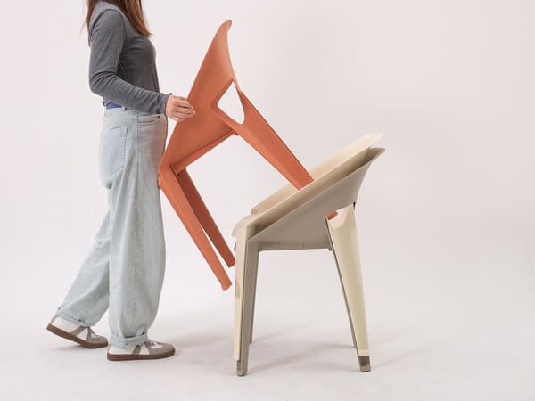 sillas de jardín sole apiladas para su almacenamiento