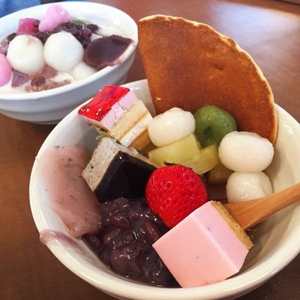 組合了多樣配料的餡蜜碗