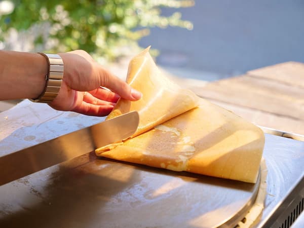 Crepe sedang dilipat di atas wajan datar