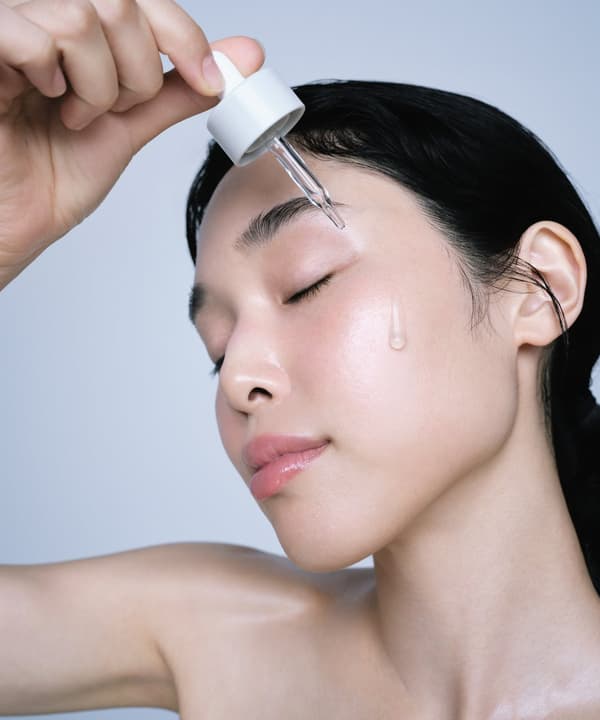 Model applying serum with a dropper