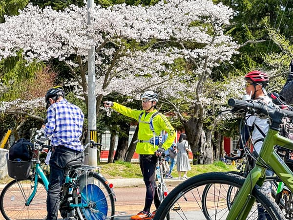 Guide Yokoyama (center)