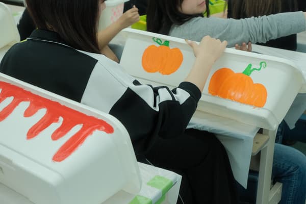 Pot tanaman orisinal yang dibuat bersama dengan tema Halloween