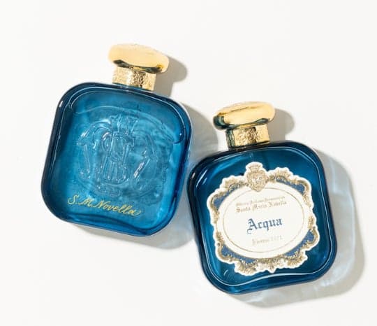 Artesano grabando un frasco de perfume