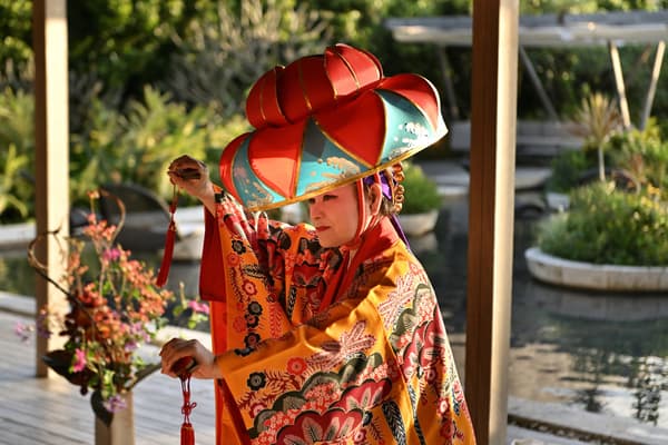 ดนตรีซันชินและการร่ายรำริวกิวแบบดั้งเดิมที่แสดงริมสระน้ำ