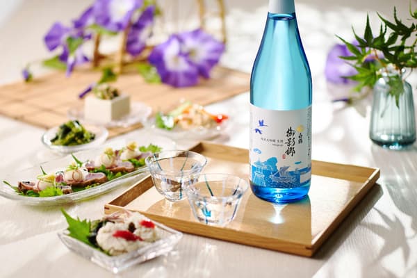 여름 음식과 함께 놓인 푸른색 하쿠츠루 미카게고 병