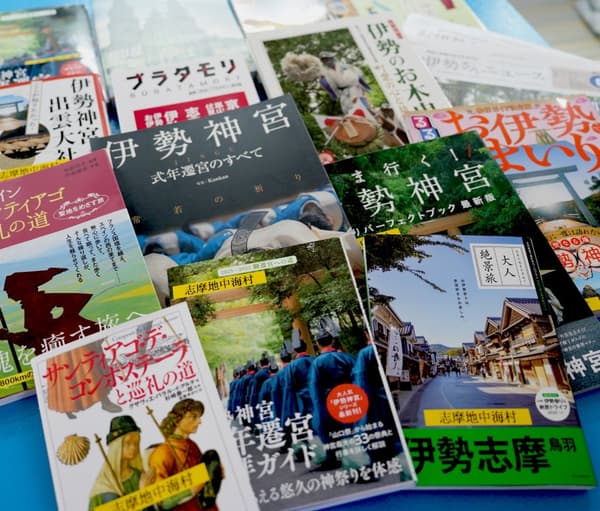 旅途书架展示区的书籍