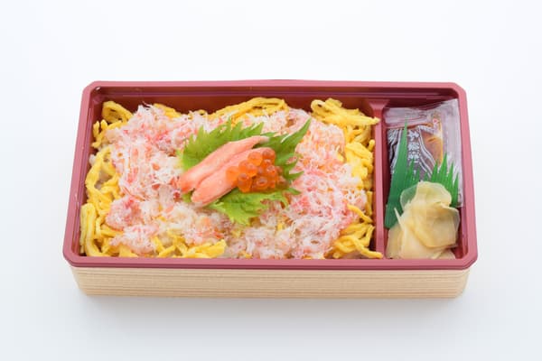 螃蟹和鲑鱼籽散寿司