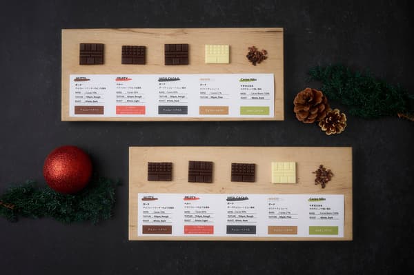 Plato de degustación de cinco chocolates y cacao