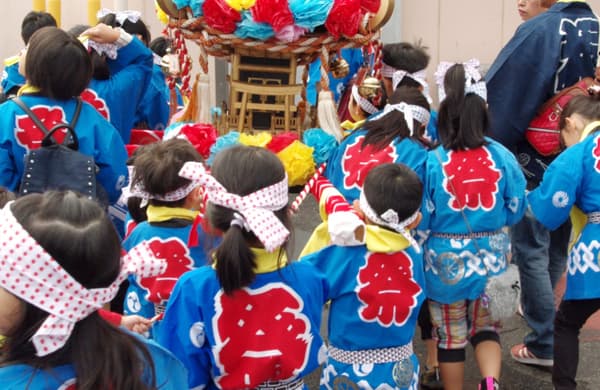 Kids carrying a mikoshi