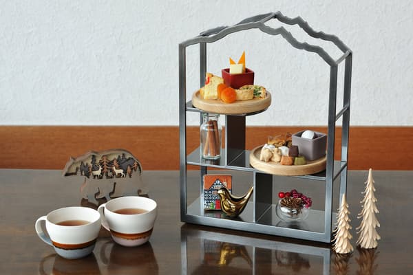 An afternoon tea stand modeled on the ridgeline of Mt. Tanigawadake