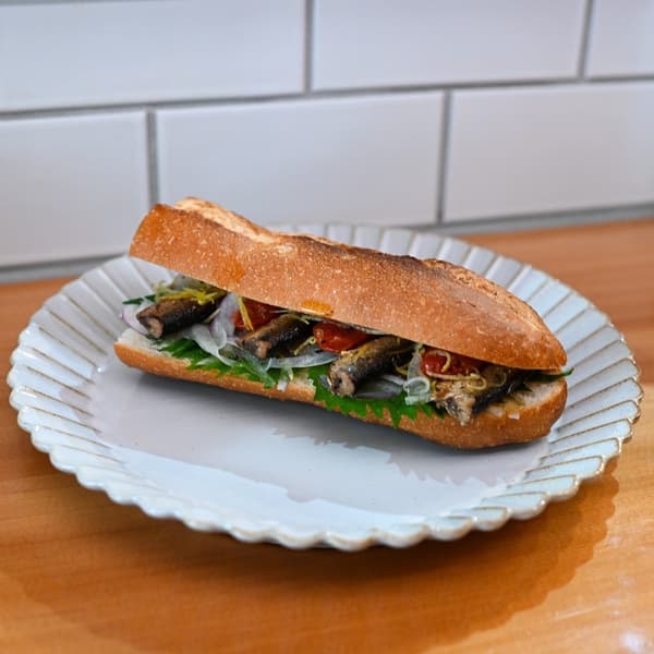 特級橄欖油和煙燻沙丁魚法式長棍