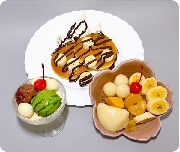Kuroneko Zakkaten food samples