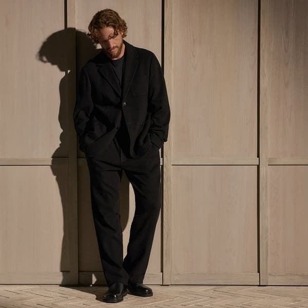 เสื้อแจ็กเก็ตผ้าคอตตอนเนื้อนุ่มและกางเกงขายาวเข้าชุดจาก JAMES PERSE