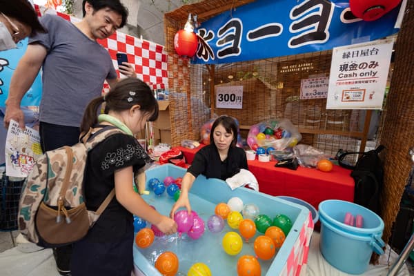 Puestos de juegos de feria en el Festival de Otoño de ARK Hills