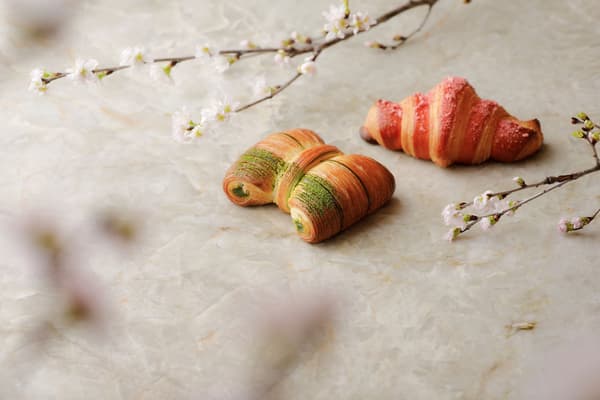 抹茶瑞士卷（左）/ 樱花杏仁羊角面包（右）- 每个 ¥600