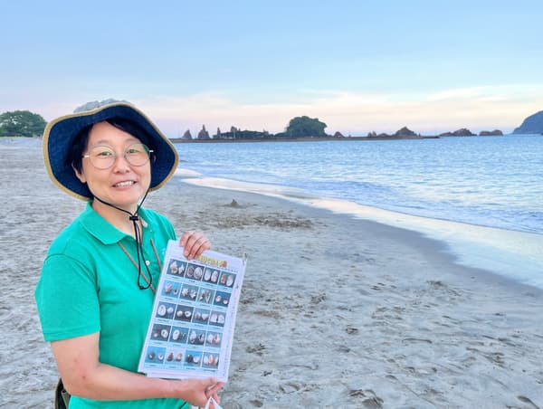 A local guide well-versed in Kushimoto's nature leads a craft lecture inside the hotel