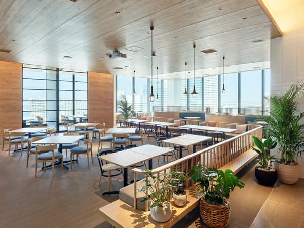 Restaurante con grandes ventanales con vistas al puerto