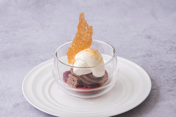 秋田風情黑森林蛋糕佐咲ほこれ鮮奶油及雪酪