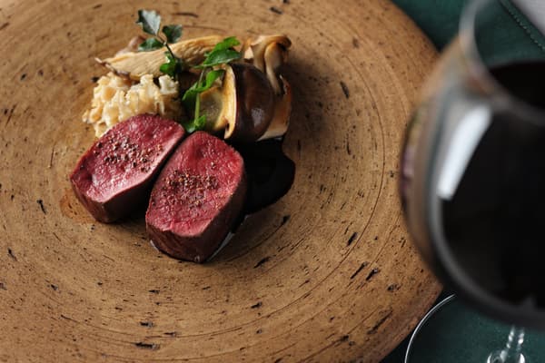 อาหารจานหลักของมื้อ Grape Pairing Dinner ได้แก่ เนื้อกวางย่างและเห็ดย่างเสิร์ฟพร้อมน้ำส้มสายชูบัลซามิกหมัก 6 ปี