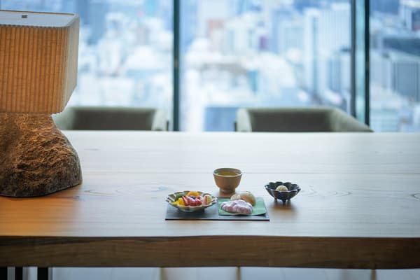 各种色彩缤纷的配料的手作最中特写