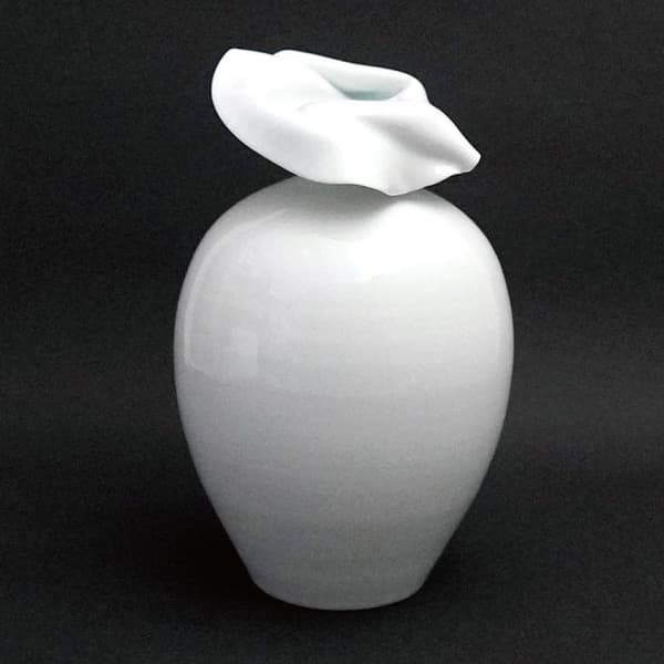 Florero de porcelana blanca con diseño de flores plisadas por Yuki Inoue