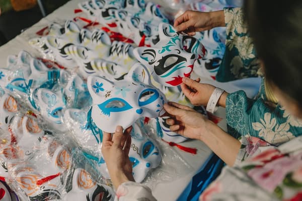 Elige una máscara para añadir un toque festivo a tu atuendo de yukata