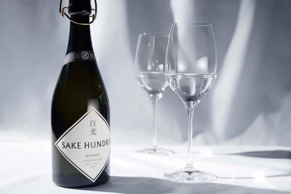 Botol BYAKKO dan gelas-gelas sake