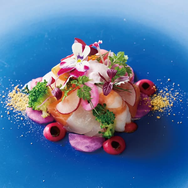 ดินเนอร์ไซโกดอนของร้าน Le Ciel ที่ใช้อาหารทะเลท้องถิ่นและไก่ซากุระจิมะ