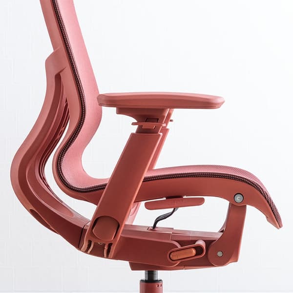 配备4D扶手和各种调节功能的框架