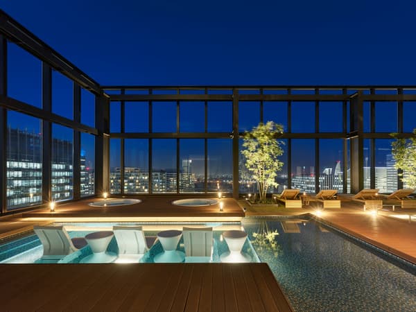 Tempat duduk Sky Pool untuk paket menikmati kembang api di Mitsui Garden Hotel Yokohama Minatomirai Premier