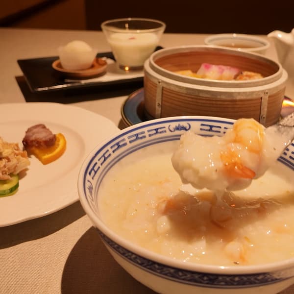 The upgradable seafood congee (+¥500). Shrimp, scallop, and squid flavors meld together in this luxurious bowl, with the shrimp making a strong visual impression.