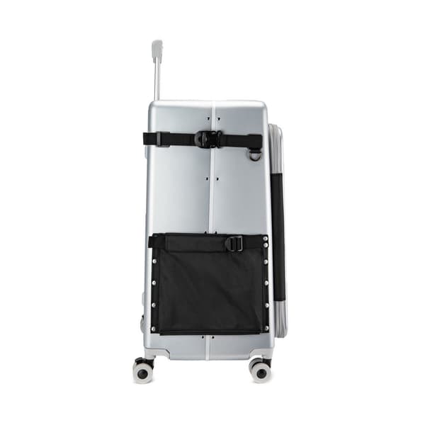 在雪地环境中拉着旅行箱的人