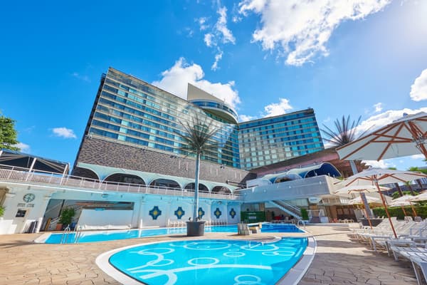 在东京新大谷饭店享受室外GARDEN POOL的家庭