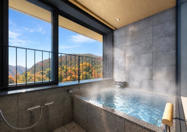 Baño termal semiabierto con vistas a las montañas circundantes